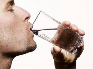 مرد در حال نوشیدن آب